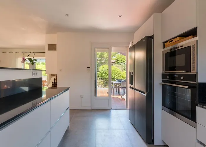 Vue Presqu'ile De Giens Avec Piscine Hyères