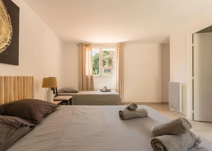 Vue Presqu'ile De Giens Avec Piscine *