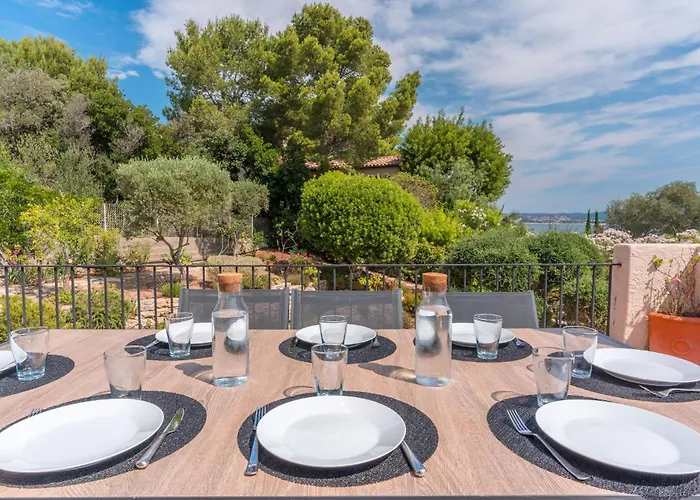 Vue Presqu'ile De Giens Avec Piscine הייר